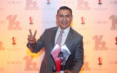 Salvador Zamora recibe premio nacional en materia económica