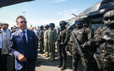 Lemus entrega 700 vehículos para seguridad