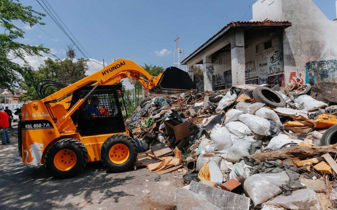 Gobierno de Guadalajara recoge más de 70 toneladas de basura y detiene a 4 personas por tirar desechos en Balcones de Oblatos