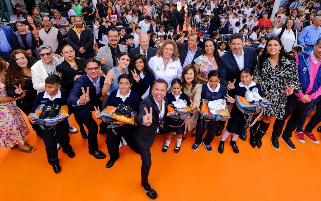 Encabeza Pablo Lemus entrega de paquetes escolares del programa ¡Listo Jalisco!, en Guadalajara