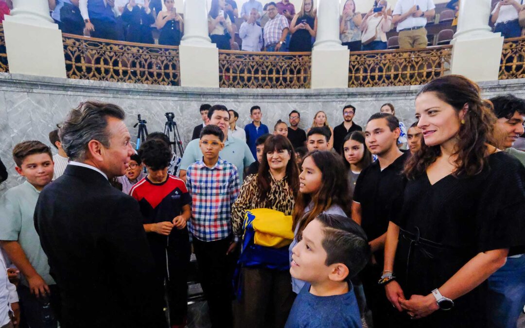 Abandera Pablo Lemus, Gobernador de Jalisco, a estudiantes que participarán en competencia internacional de matemáticas en Singapur