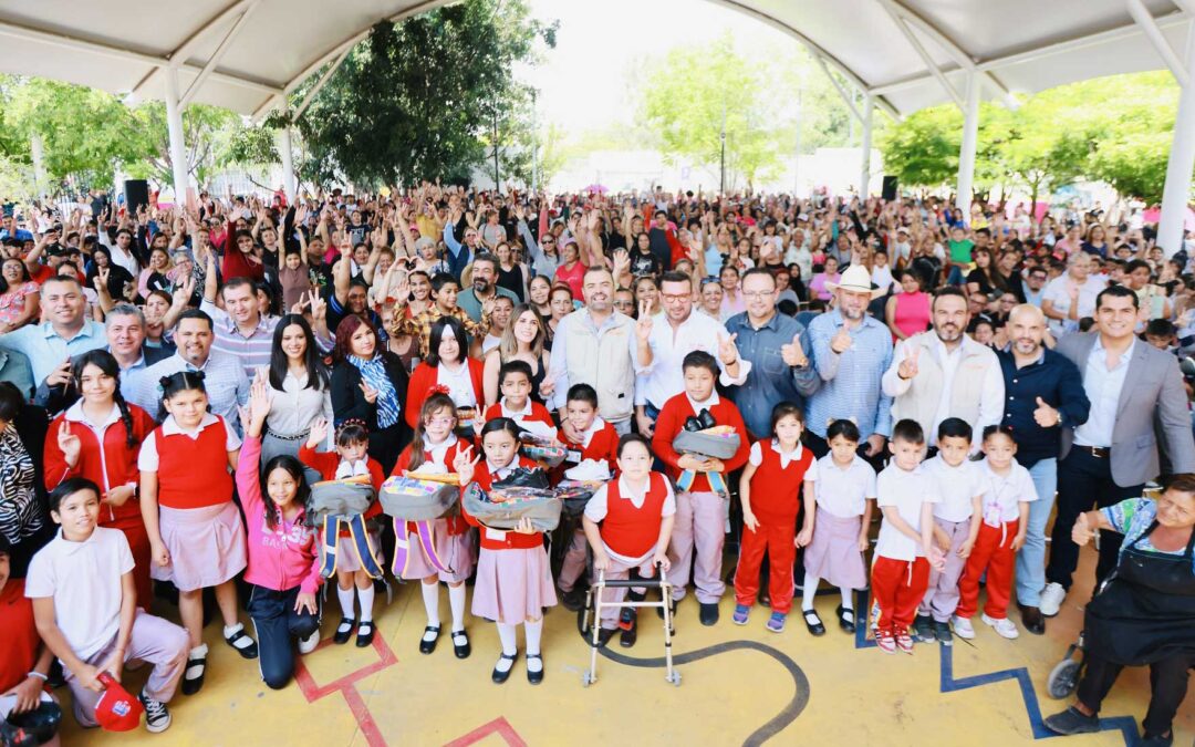 Gerardo Quirino entrega paquetes escolares a estudiantes de la primaria Eduardo Ocaranza