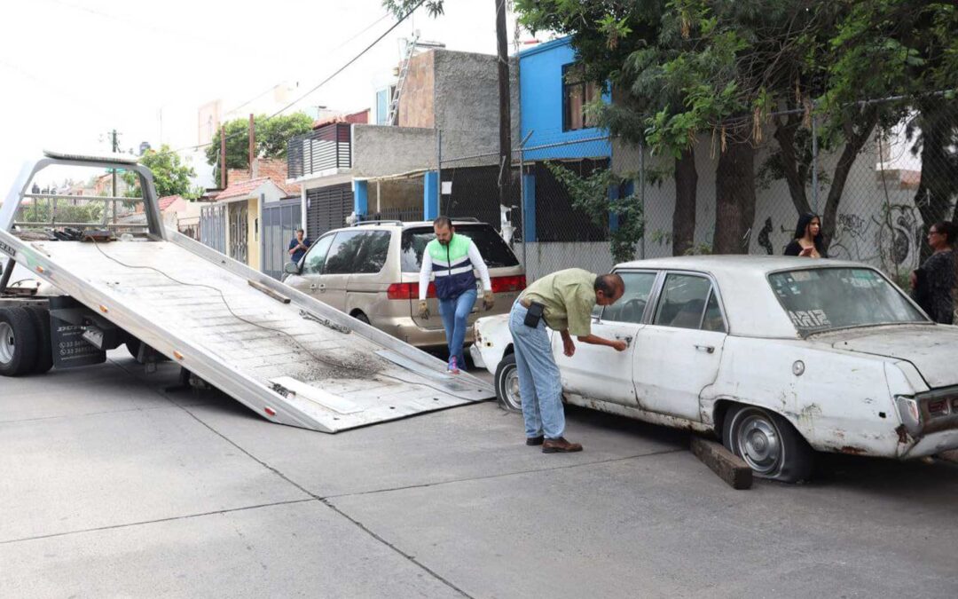 Retira Movilidad más de 700 autos abandonados en la vía pública