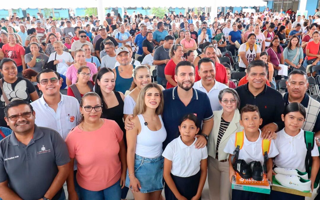 Reciben estudiantes de Puerto Vallarta paquetes escolares con el programa ¡Listo Jalisco!