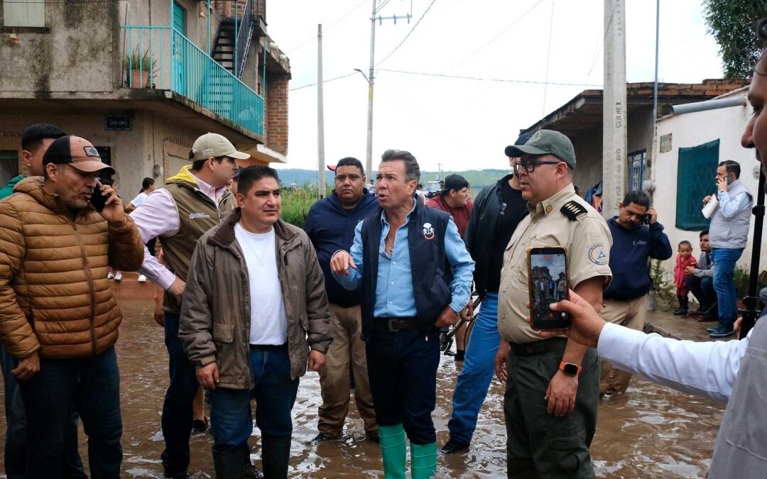 Acude Pablo Lemus a brindar respaldo a personas afectadas por desbordamiento del río El Tajo, en Tototlán