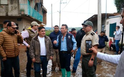 Acude Pablo Lemus a brindar respaldo a personas afectadas por desbordamiento del río El Tajo, en Tototlán
