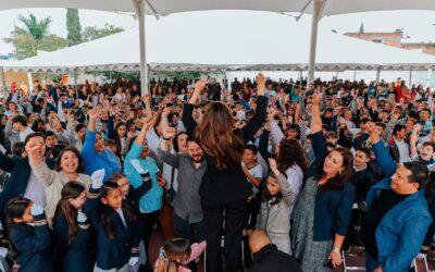 Entrega Vero Delgadillo 504 paquetes de útiles y uniformes en la Primaria Vicente Guerrero