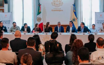 Firma Vero Delgadillo convenio con AJUA y la UAL para otorgar mil becas