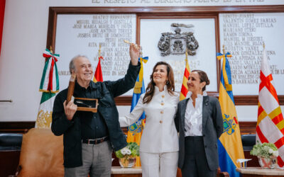 Vero Delgadillo entrega las llaves de la ciudad a Joan Manuel Serrat y lo nombra Huésped Distinguido
