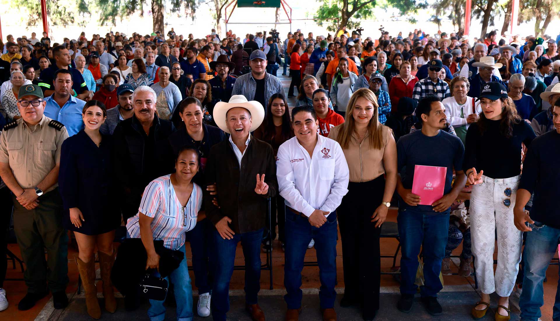 Pablo Lemus encabeza entrega de apoyos económicos a familias afectadas por lluvias en Tototlán