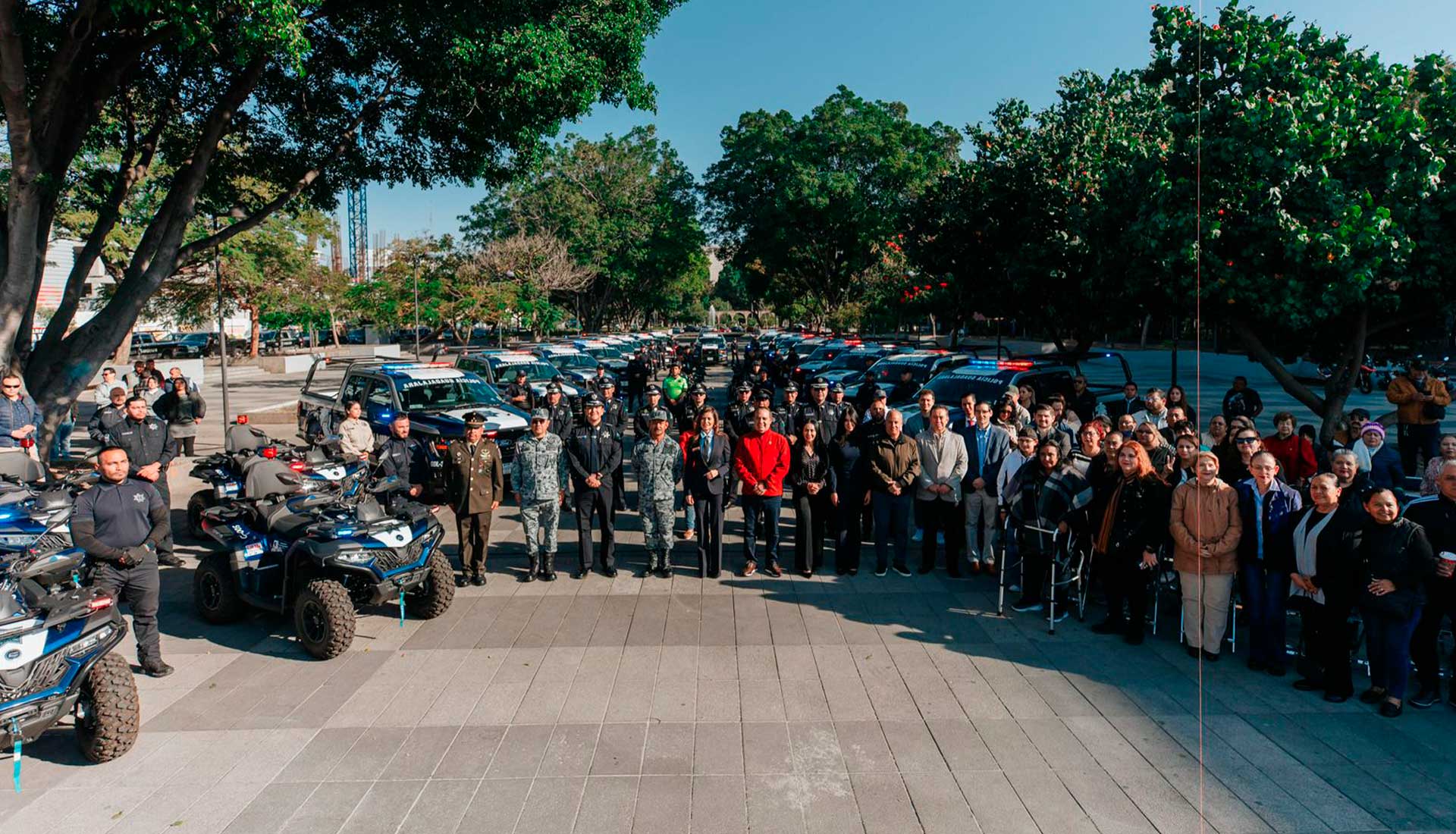 Entrega Vero Delgadillo patrullas y equipo táctico a la policía de Guadalajara