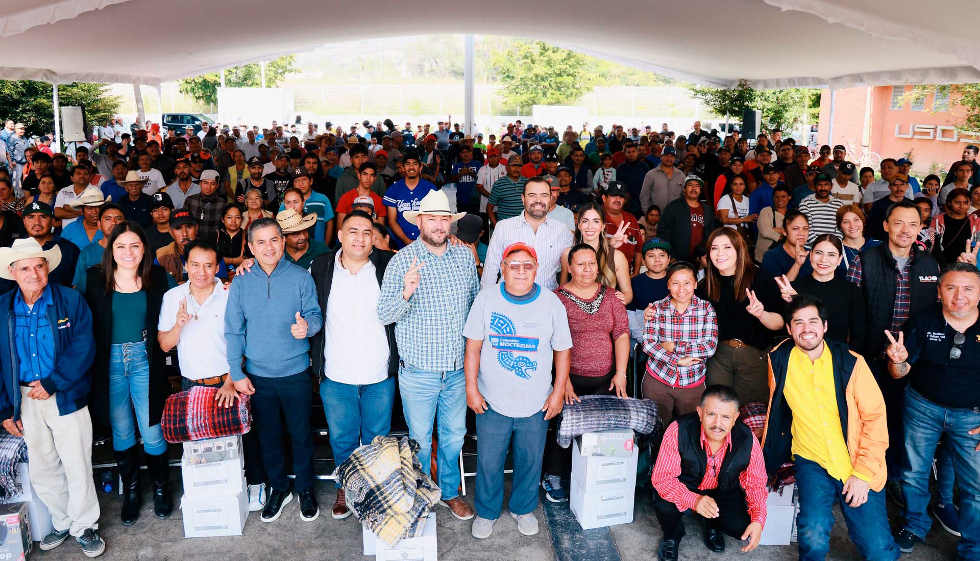 Tlajo entrega apoyos invernales a la comunidad ladrillera