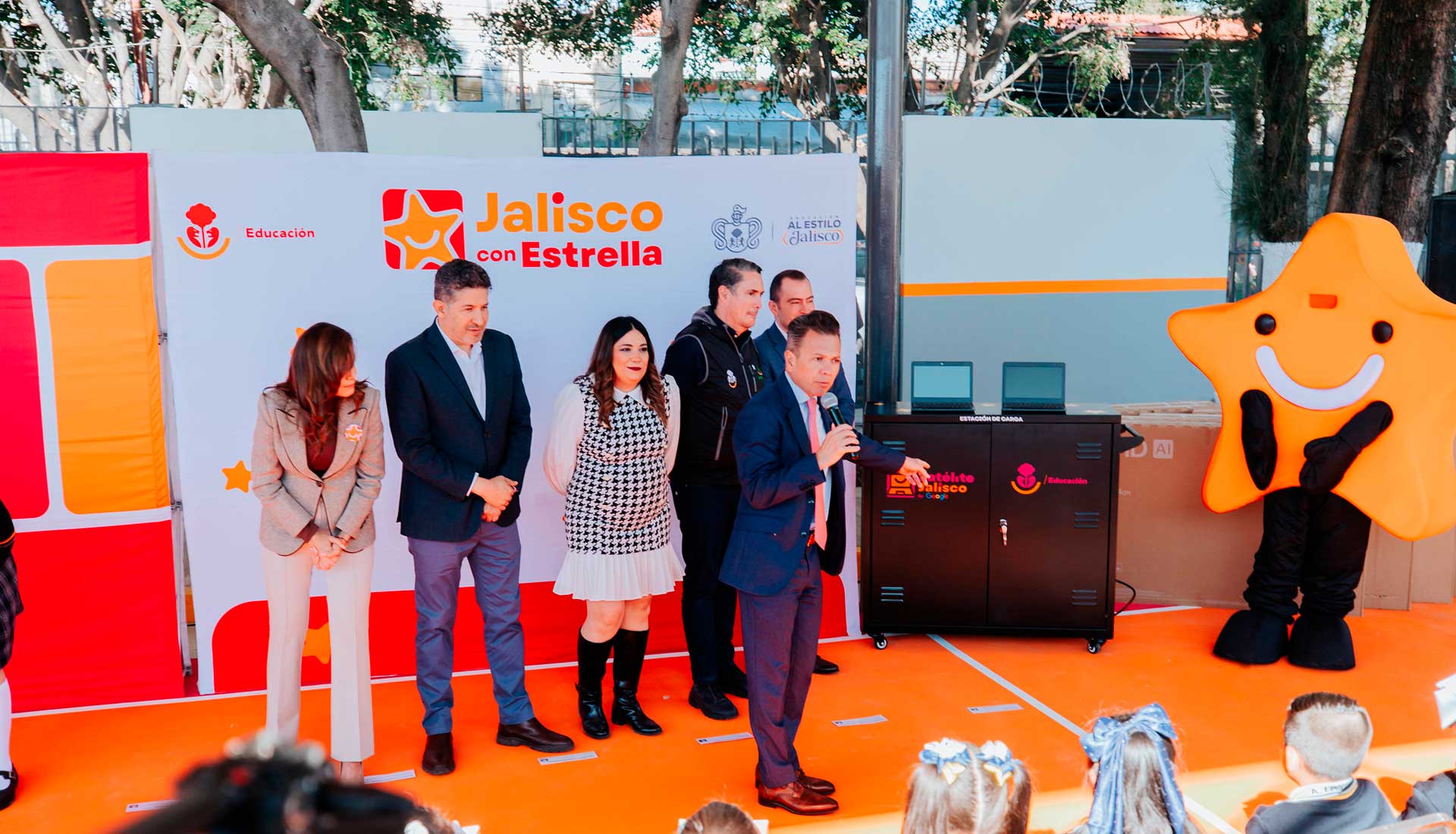 Vero Delgadillo y Pablo Lemus entregan rehabilitación de la Primaria Albert Einstein