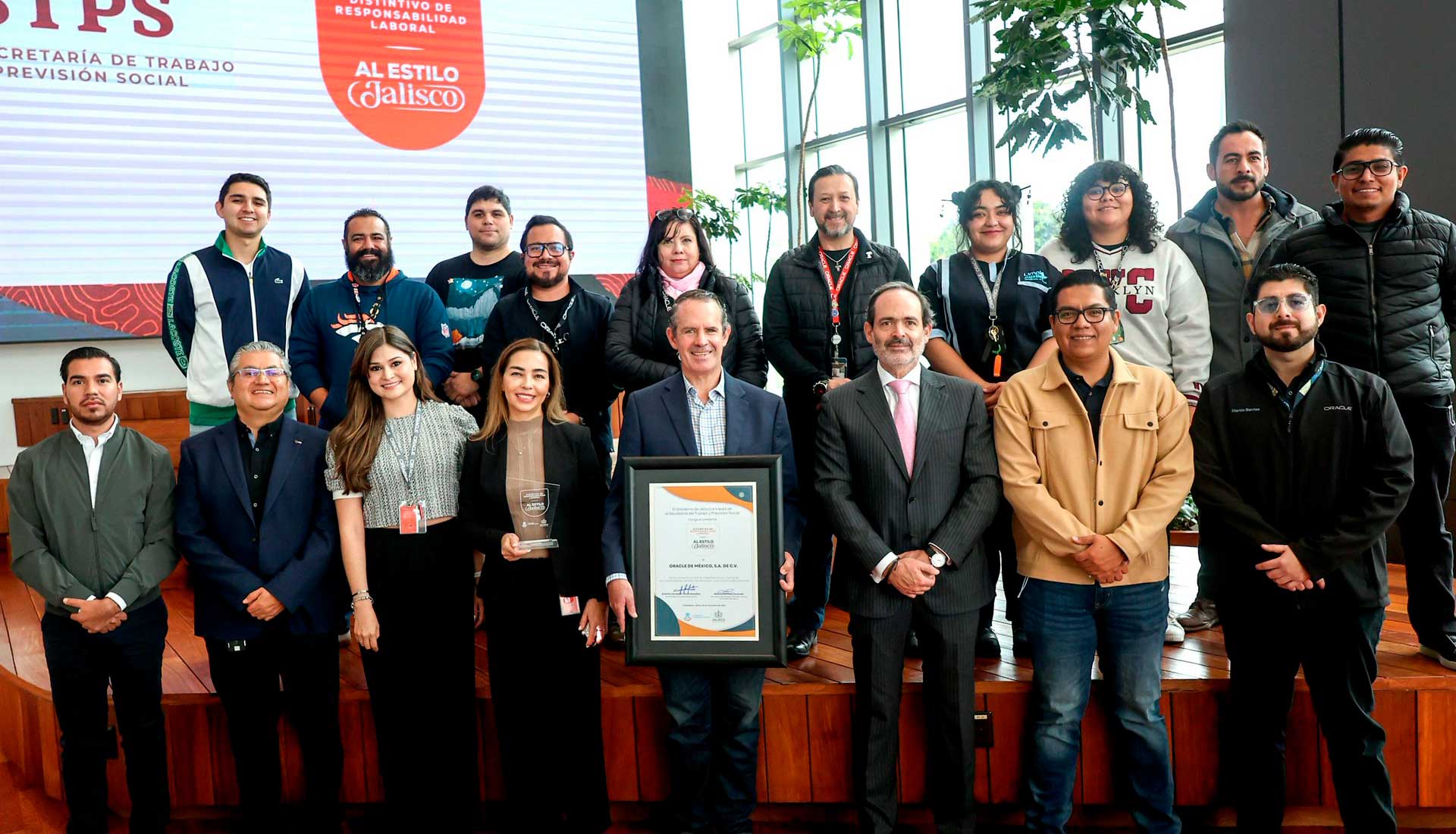 Entrega STyPS Distintivo de Responsabilidad Laboral al Estilo Jalisco a Oracle de México