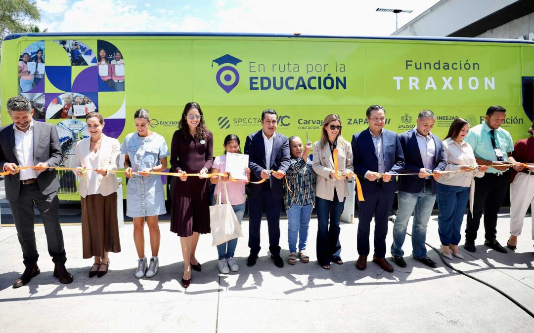 Recibe INEEJAD camión escuela para acercar educación básica a jóvenes y adultos en los 125 municipios del estado