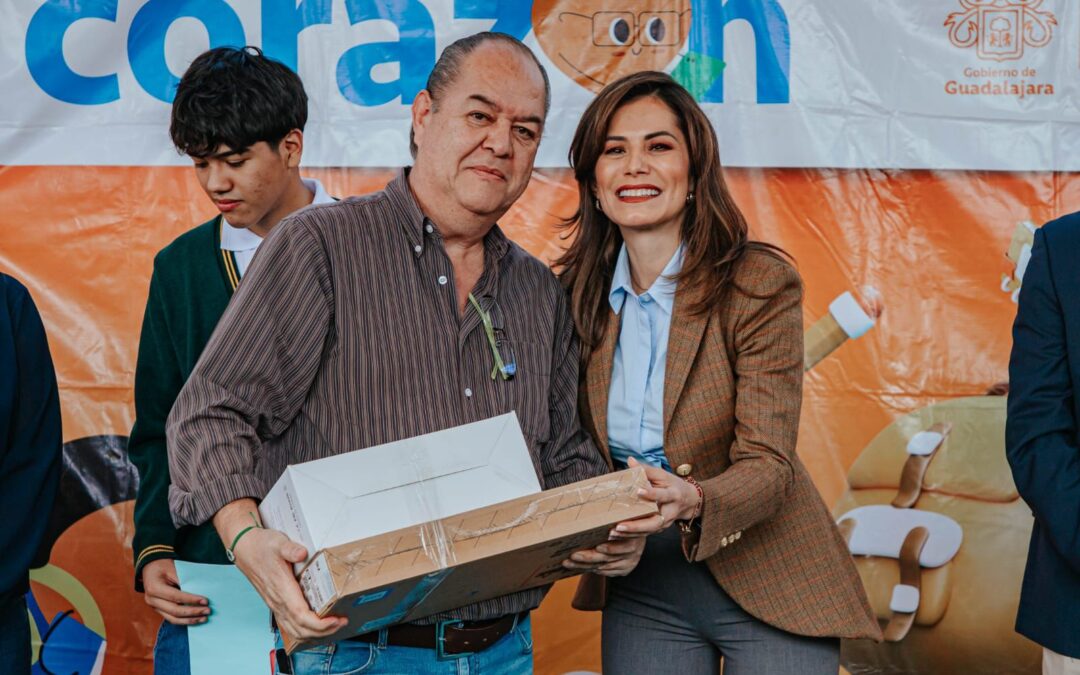 Vero Delgadillo entrega equipamiento y mejoras en infraestructura a 30 escuelas de Guadalajara