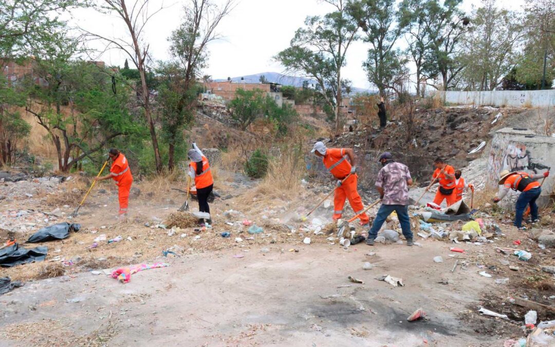 Intensifica Guadalajara limpieza preventiva de canales: retiran hasta 500 toneladas de residuos en lo que va del año