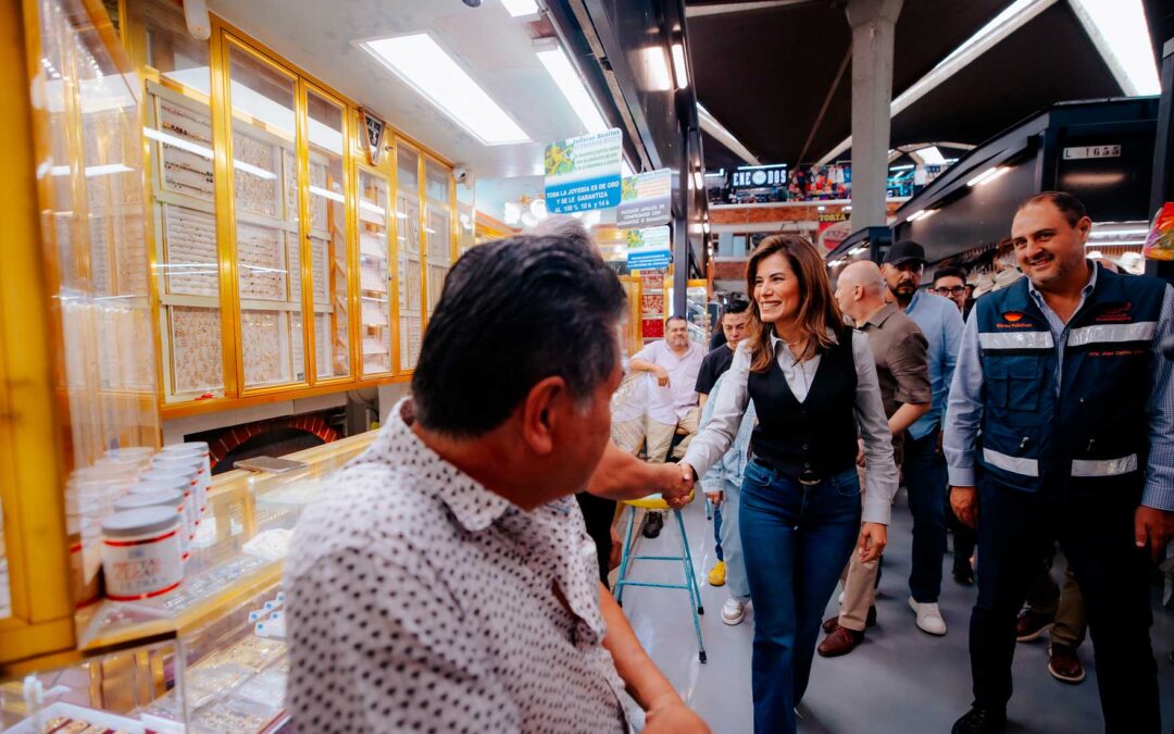 Entrega Vero Delgadillo renovación del Mercado San Juan de Dios