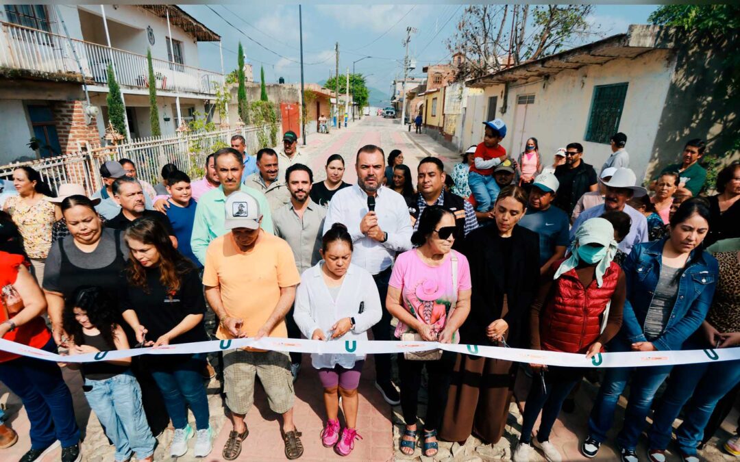 Gerardo Quirino entrega dos calles renovadas en Santa Cruz de la Loma
