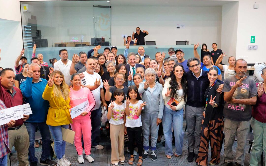 Zapopan entrega apoyos económicos a comerciantes del Tianguis Constitución