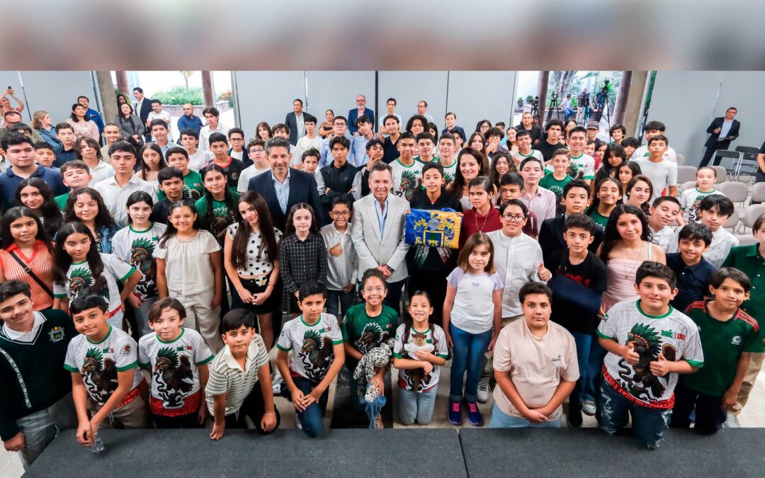 Abandera Pablo Lemus a delegación de estudiantes que competirá en Singapur en la Olimpiada Internacional de Matemáticas