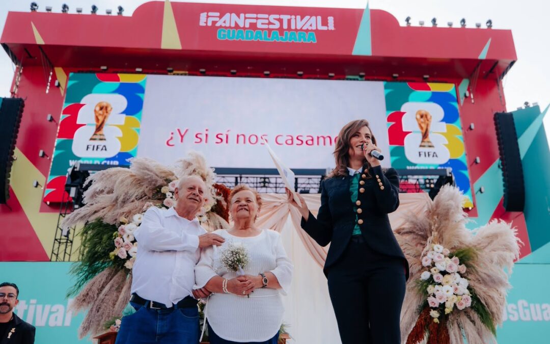 Dan el “sí, acepto” 725 parejas en boda colectiva en el FIFA Fan Festival GDL