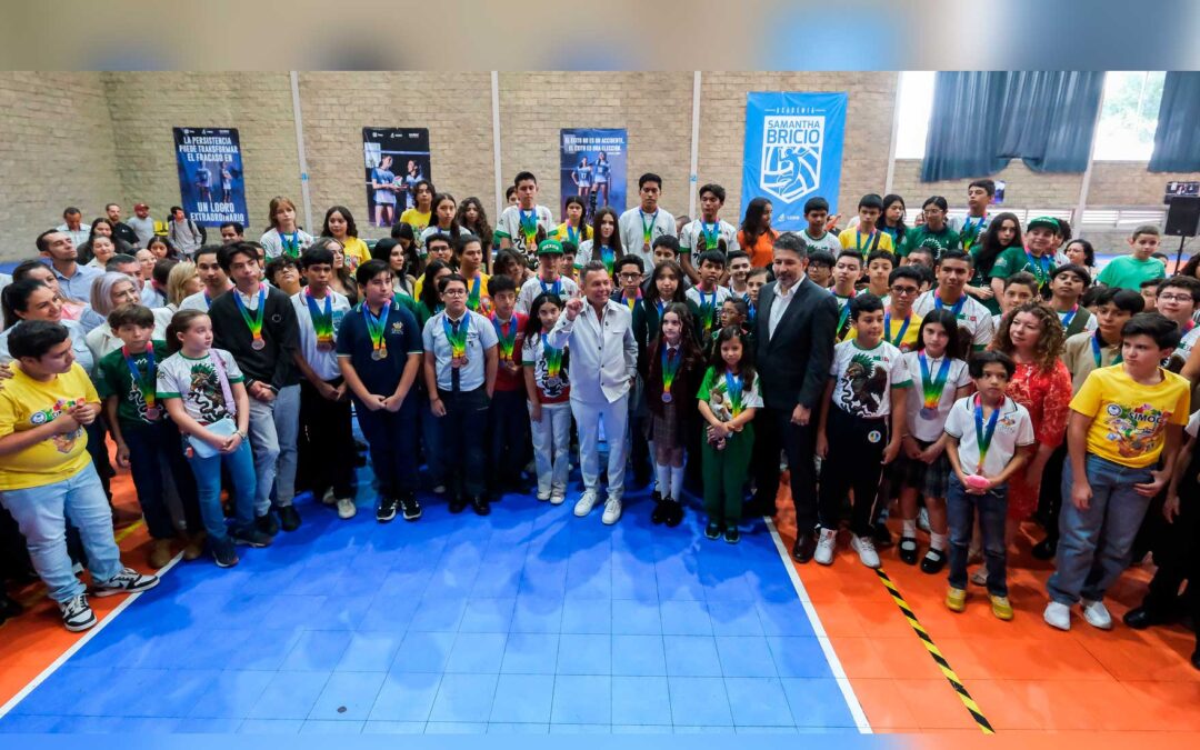 Reconoce Pablo Lemus a estudiantes jaliscienses por su destacada participación en SIMOC 2026