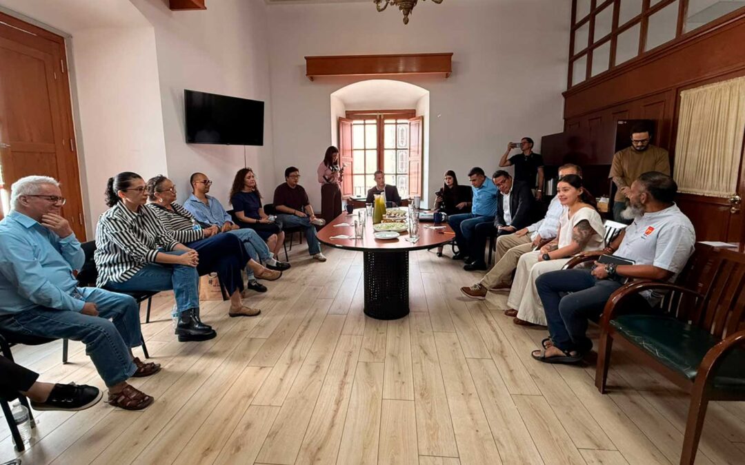 Julio César Hurtado, presidente de la JUCOPO, atiende a vecinos de mirador de San Isidro