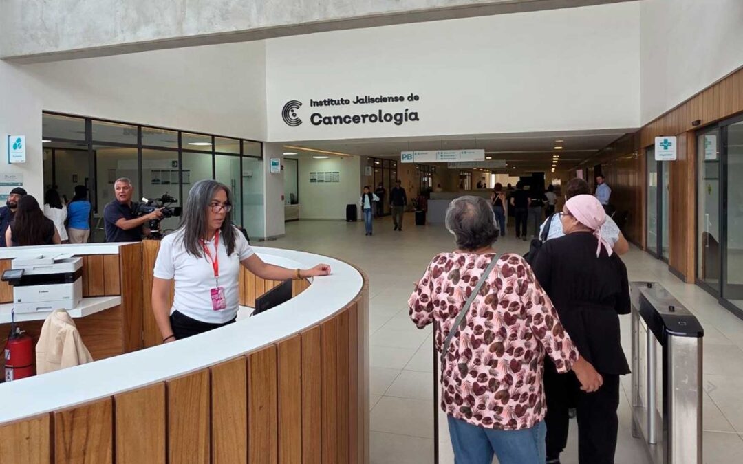 Continua entrega de apoyos a mujeres con cáncer con el programa ‘Sigamos Adelante’