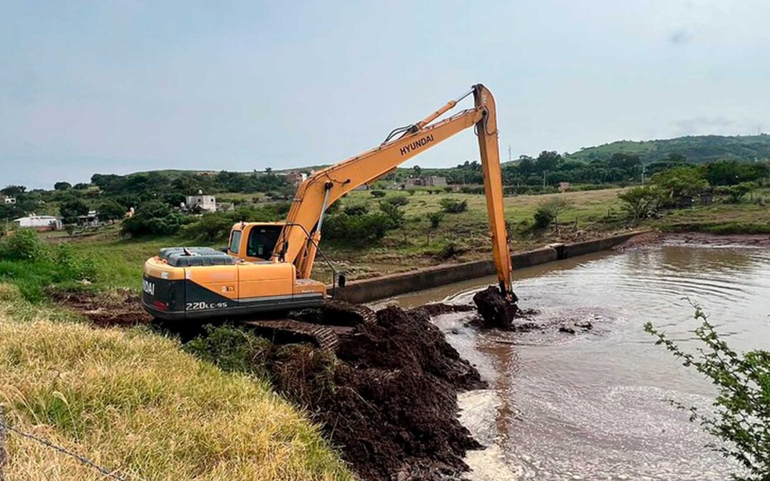 Inicia CEA trabajos de desazolve en presa Tecata y arroyo Zapotlanejo para reducir riesgos por inundaciones