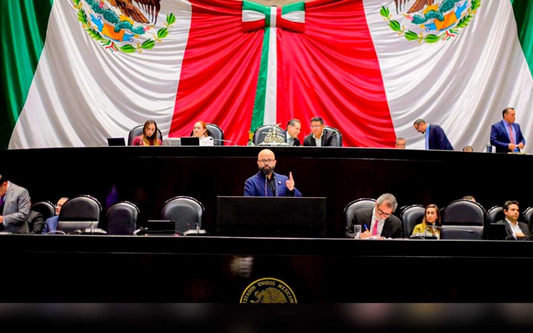 El diputado federal, Pablo Vázquez, celebra la aprobación de la tipificación del reclutamiento forzado de personas